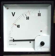 Voltímetro (escala: 60volts)