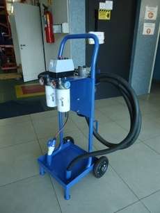 Composta de filtros, manômetros, mangueiras, bomba de engrenagem, flange de ligação, motor elétrico, chave elétrica, tomada, carrinho 